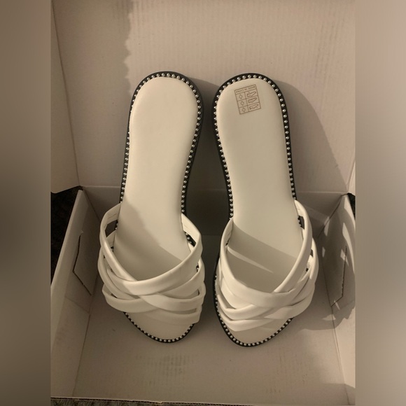 Women’s white sandal. Size 40 in European and a size 9 for USA. Brand new in box - Picture 3 of 5
